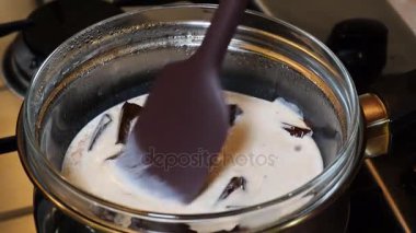Çikolata ocakta erime
