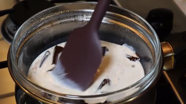 Таяние шоколада на плите — стоковое видео