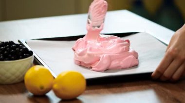 Mutfakta yemek kek Pavlova kadın. Yemek kek Pavlova işlemi