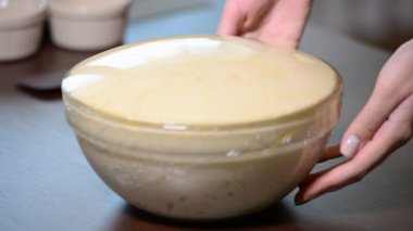 Ahşap kase hamur mayaları yükselen