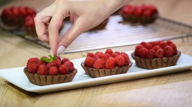 Nane çikolata ahududu tart kız Süsle