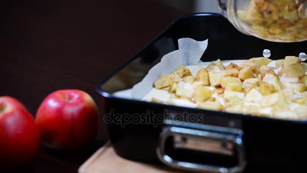 Mädchen, um Apfelkäsekuchen zu kochen. Karamell-Apfel-Käsekuchenriegel. — Stockvideo
