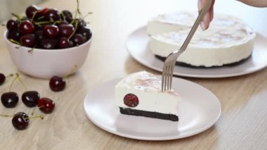 Peynirli kek kiraz ile yemek için