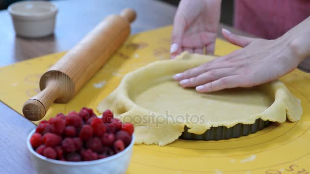 Kobieta co skorupa, tarta. Tarta ciasta — Wideo stockowe