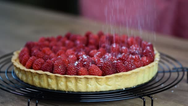 Suiker valt op raspberry tart — Stockvideo