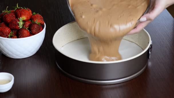 Chocolade taart mengsel gieten in tin. Gebak deeg maken. — Stockvideo