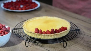 Ahududu tart pan sol tarafta koyarak