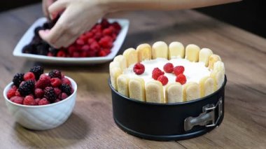 Çilek ile Charlotte pasta süslemeleri