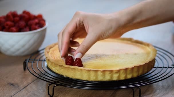 Putting Raspberries on tart pan left — Stock Video