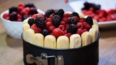 Çilek ile Charlotte pasta süslemeleri