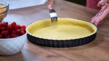 Bir kabuk bir tart için yapım bir kadın. Ekşi hamur yapma