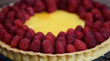 Ahududu tart pan sol tarafta koyarak