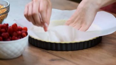 Bir kabuk bir tart için yapım bir kadın. Ekşi hamur yapma