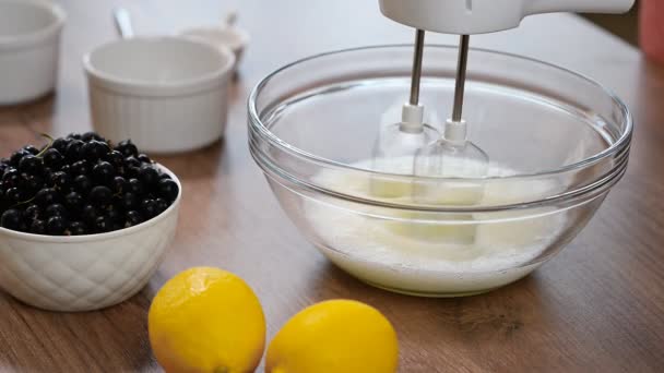 Mulher batendo ovos brancos com misturador em tigela de vidro. Para fazer o merengue — Vídeo de Stock