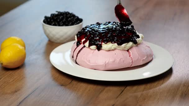 Tarta de merengue casera Pavlova con crema batida — Vídeos de Stock