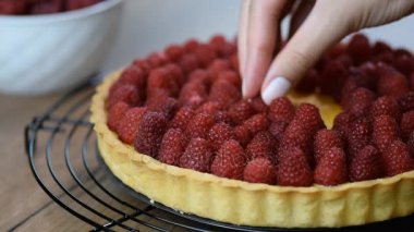 Ahududu tart pan sol tarafta koyarak