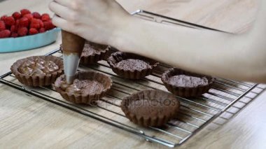 Ahududu tart pan sol tarafta koyarak