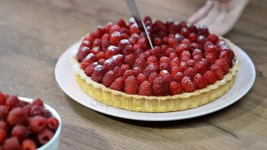 Ahududu ile bir mutfak bıçağı tart ile kadın eli kesmek