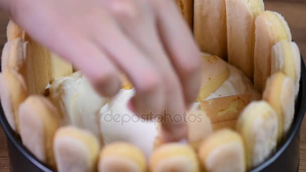 Fille préparer un gâteau Charlotte . — Video