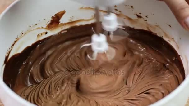 Klop met een mixer chocolade crème. Koken mengen en het voorbereiden van chocolade crème. — Stockvideo