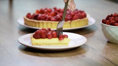 Ahududu ile tart kız yiyor