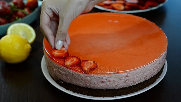 Torte mit frischen Erdbeeren dekorieren — Stockvideo