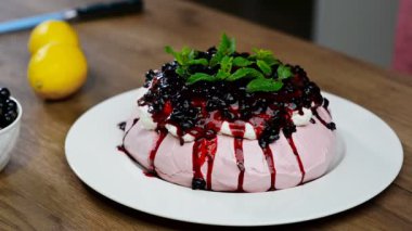Bir mutfak bıçağı pasta Pavlova kesti. Beze pavlova Pasta krema ile