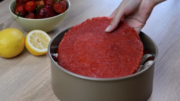 Meisje koken aardbei taart. Aardbei taart maken — Stockvideo