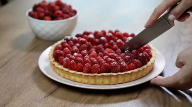 Ahududu ile bir mutfak bıçağı tart ile kadın eli kesmek