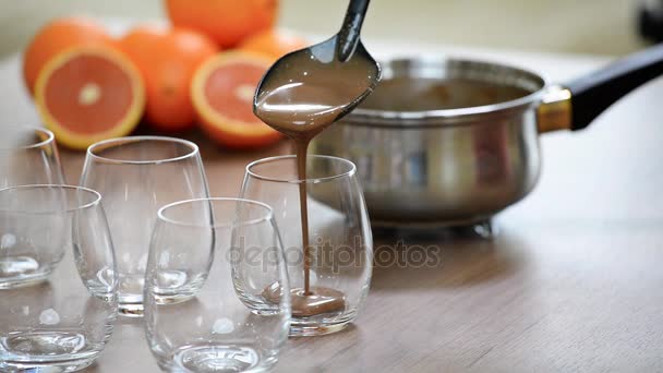 Mujer haciendo en cocina postre italiano Panna cotta . — Vídeos de Stock