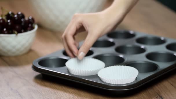 Cozinhar Cupcake, colocar embalagens de cupcake em assadeira — Vídeo de Stock