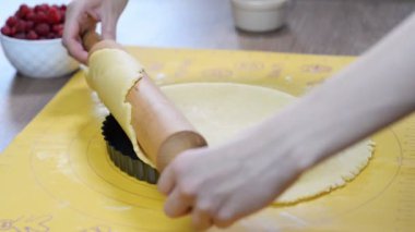 Bir kabuk bir tart için yapım bir kadın. Ekşi hamur yapma
