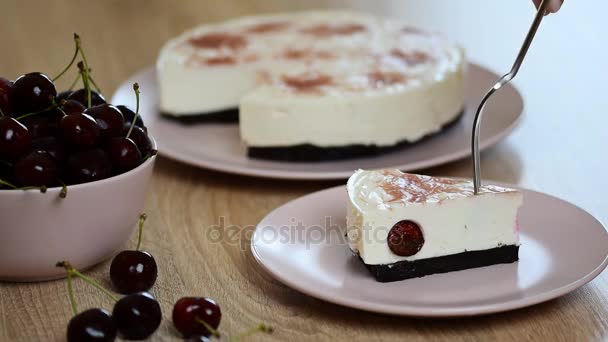 Käsekuchen mit Kirschen essen — Stockvideo