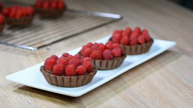 Nane çikolata ahududu tart kız Süsle