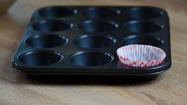 Baka Cupcake, sätta cupcake wrappers i bakning fack — Stockvideo