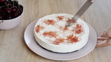 Kadın eli Cheesecake kesti. Kahvaltı zamanı. Gıda arka plan.