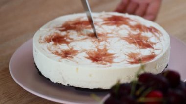 Kadın eli Cheesecake kesti. Kahvaltı zamanı. Gıda arka plan.