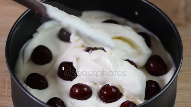 Heerlijke en zoete cheesecake met cherry gelei maken — Stockvideo