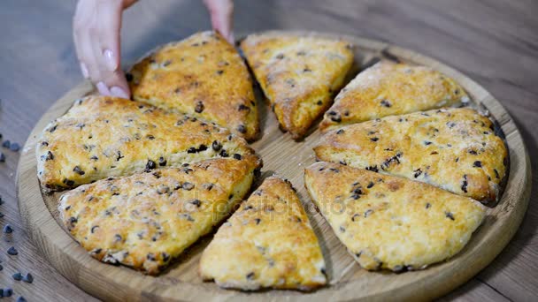 Παραδοσιακά Αγγλικά Scones με σοκολάτα στο τραπέζι — Αρχείο Βίντεο