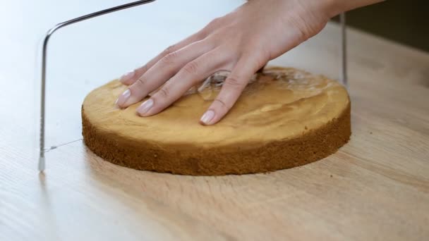 ケーキの文字列でスポンジ ケーキを切るキッチンの女の子 — ストック動画