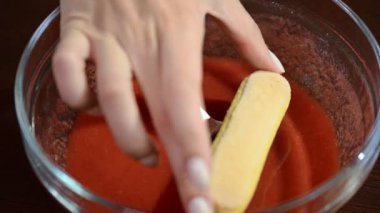 Çilekli tiramisu yemek. Mascarpone ile çilekli tiramisu.