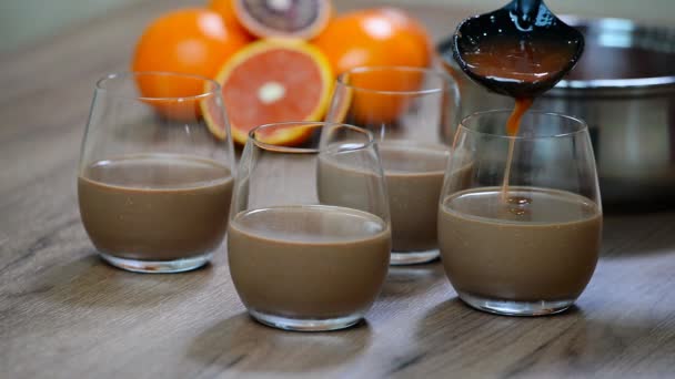 Panna cotta met sinaasappel gelei in het glas. — Stockvideo