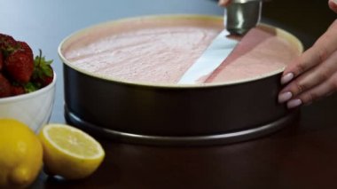 Çilek Mus bir çikolatalı kek yapmak