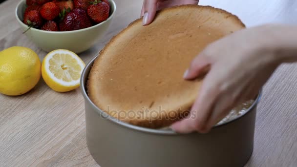 Женщина готовит клубничный торт — стоковое видео