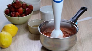 Çilek blender, taze ve sağlıklı bir kahvaltı, diyet yemek, öğütülmüş yaz vitaminler mutfak