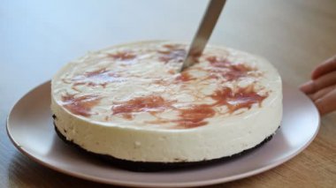 Kadın eli Cheesecake kesti. Kahvaltı zamanı. Gıda arka plan.