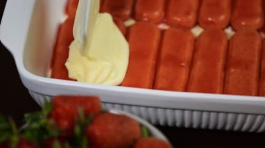 Erkek kek üzerine krema bulaşmış eller. Çilekli tiramisu pasta