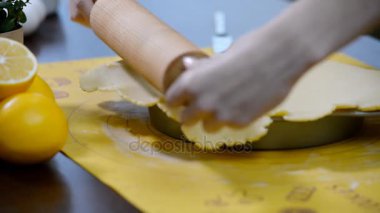 Pişirme kavramı. Taze hamur kabartma bir formda, closeup koyarak kadın
