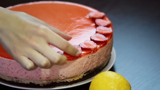 Украсьте торт свежей клубникой — стоковое видео