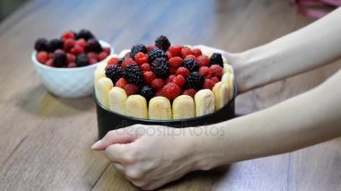 Formlarla Charlotte pasta kaldırmak